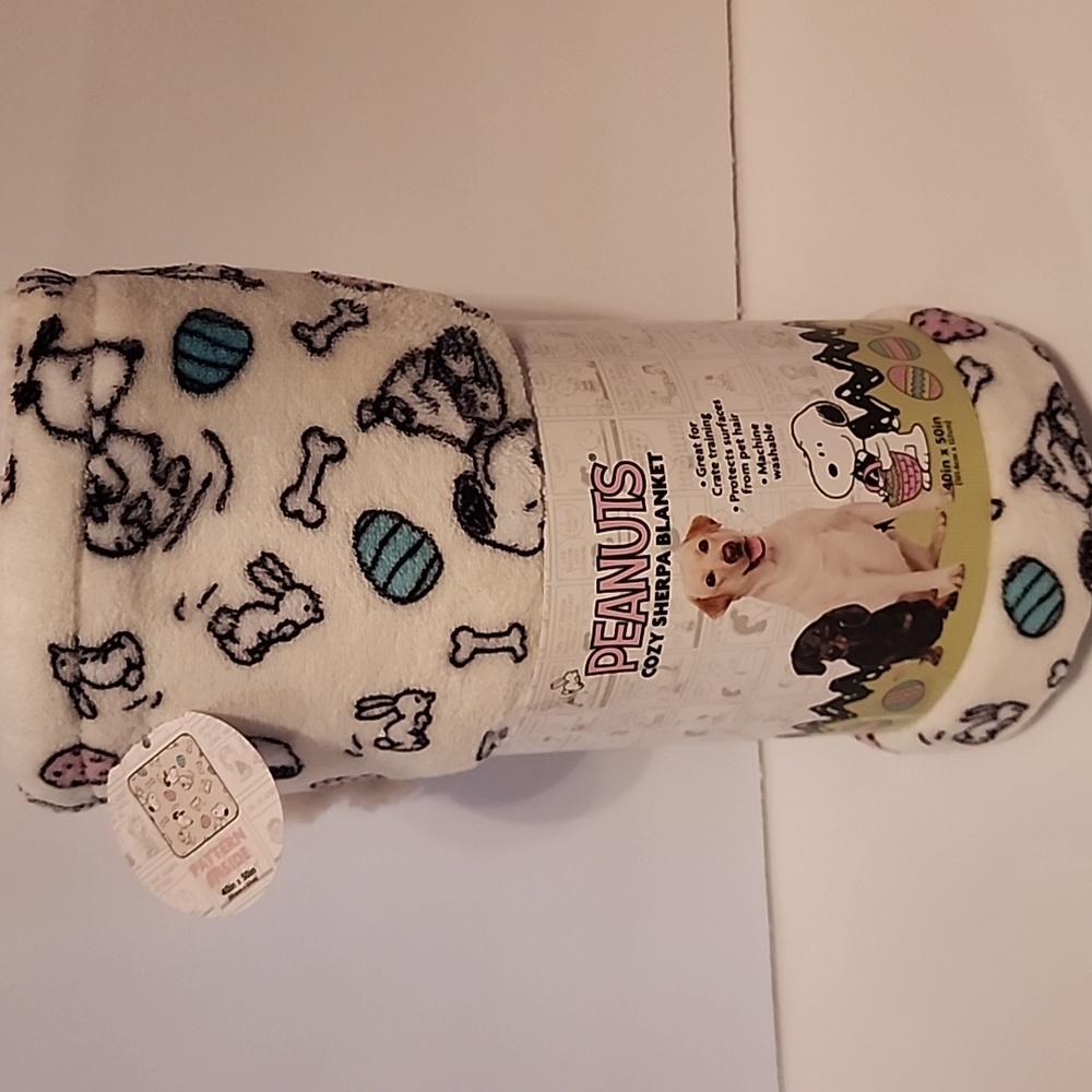PEANUTS Cozy Sherpa Easter Blanket. 40 x 50 inch